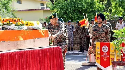 Pahalgam Terror Attack: দাদার কাঁধে চেপে বাড়ি ফিরল শহিদ ঝন্টু শেখের কফিনবন্দি দেহ...