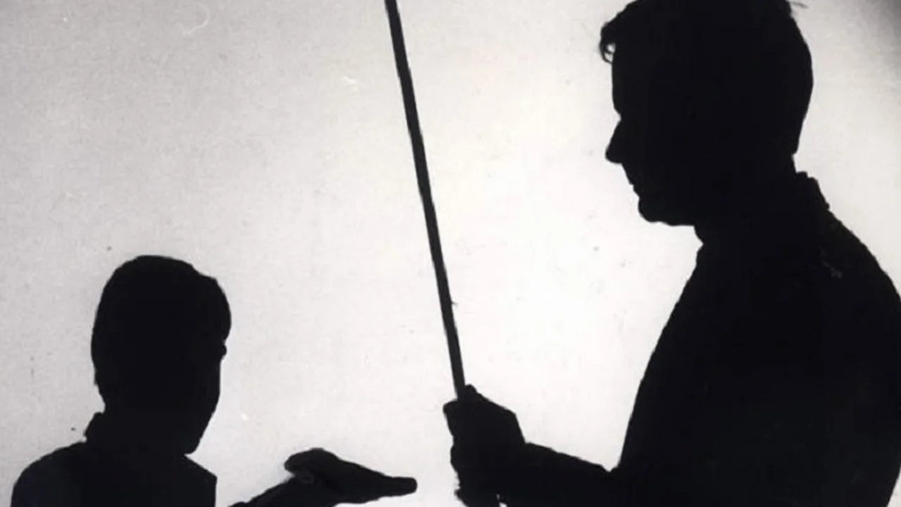 শিক্ষকের মারে দৃষ্টিশক্তি হারাল এক খুদে পড়ুয়া, কর্নাটকের সরকারি স্কুলের ঘটনা