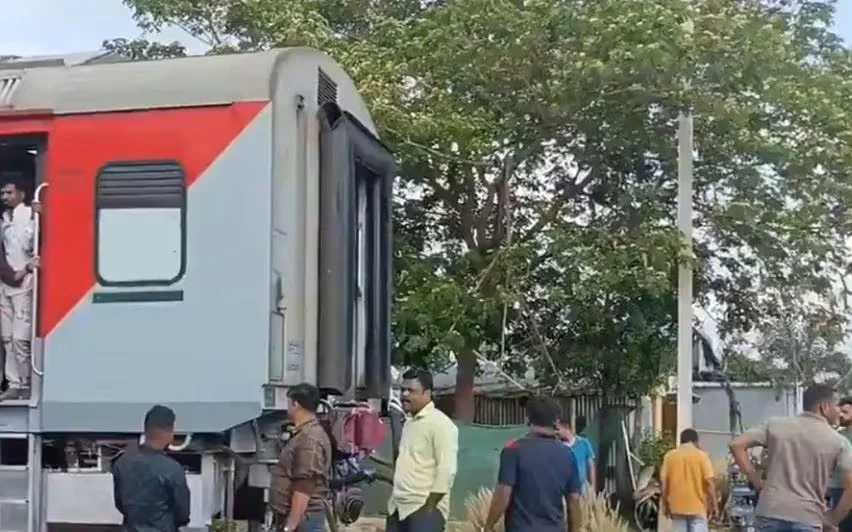 চলন্ত অবস্থায় দু'ভাগ ফলকনুমা এক্সপ্রেস, ফের প্রশ্নের মুখে যাত্রী সুরক্ষা