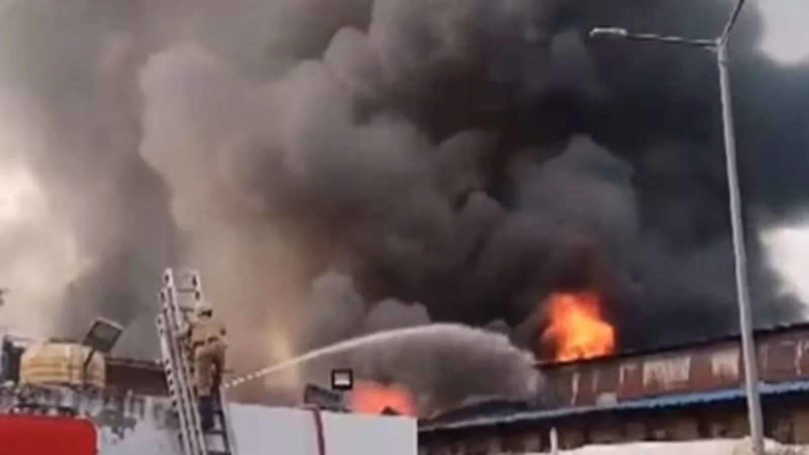 ডোমজুড়ে ওএনজিসি কারখানায় ভয়াবহ অগ্নিকাণ্ড, দাউদাউ করে জ্বলছে এলাকা