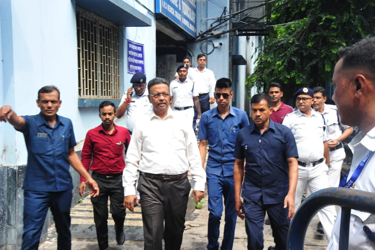 এনআরএসের মর্গে মেয়র ফিরহাদ হাকিম, দেখা করেন নিহতদের পরিবারের সঙ্গে