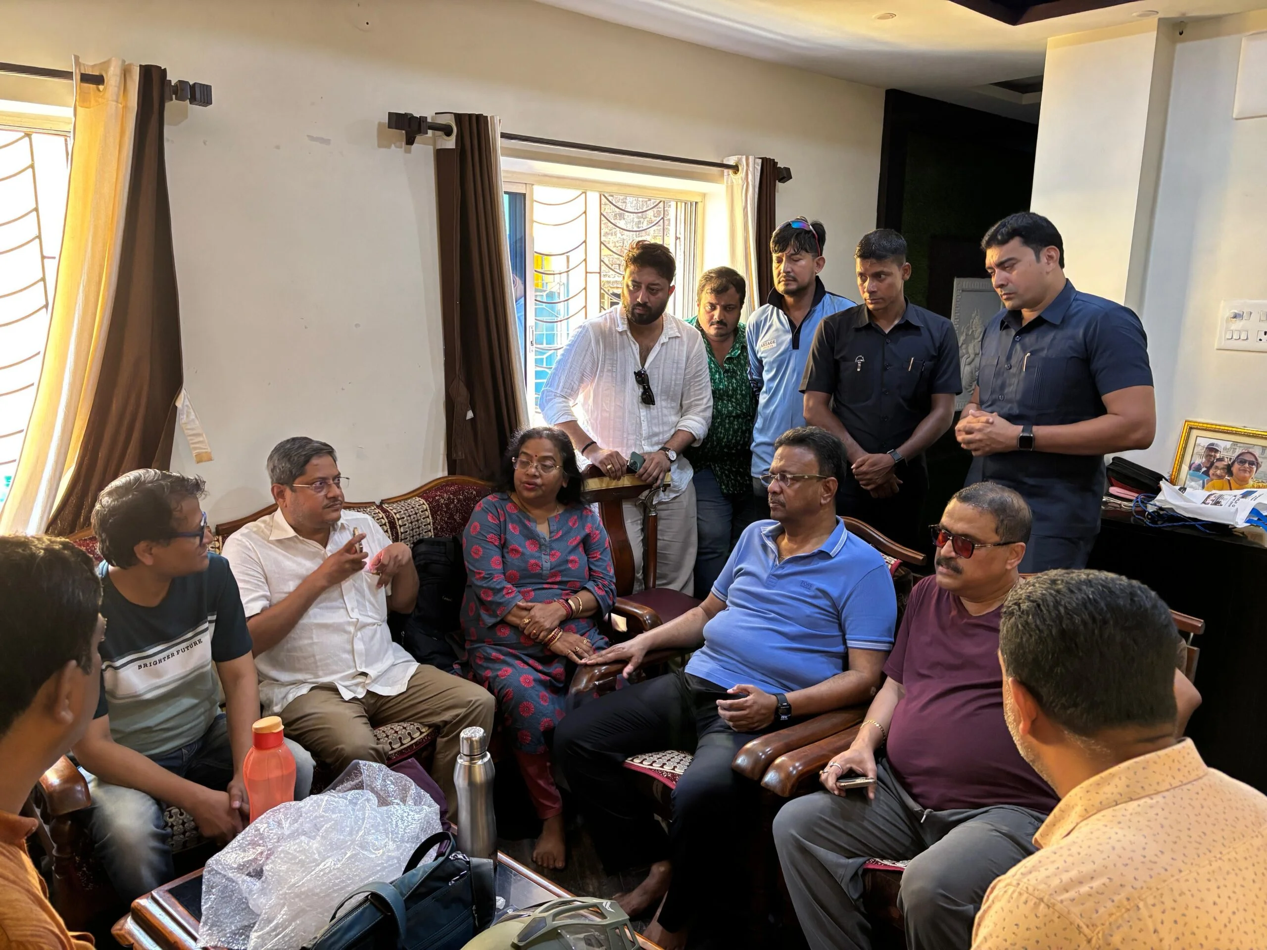 Pahalgam Terror Attack: ভূ-স্বর্গে প্রাণ হারানো সমীর গুহ-র বাড়িতে এল কফিন সঙ্গে শোকস্তব্ধ স্ত্রী ও কন্যা