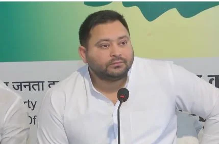 চুক্তিভিত্তিক কর্মীদের স্থায়ী চাকরি, মার্সিক ৩০ হাজার বেতন: ভোটের বিহারে প্রতিশ্রুতি তেজস্বীর