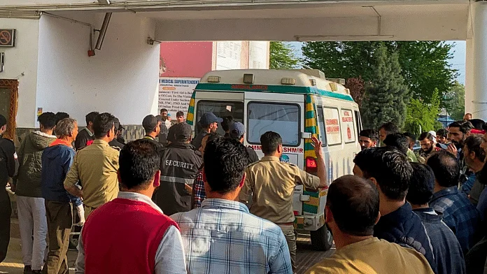 Pahalgam Terror Attack:  মাত্র ৭ দিন আগেই বিয়ে করেছিলেন নৌ-কর্মকর্তা বিনয়, মুহূর্তেই সব শেষ