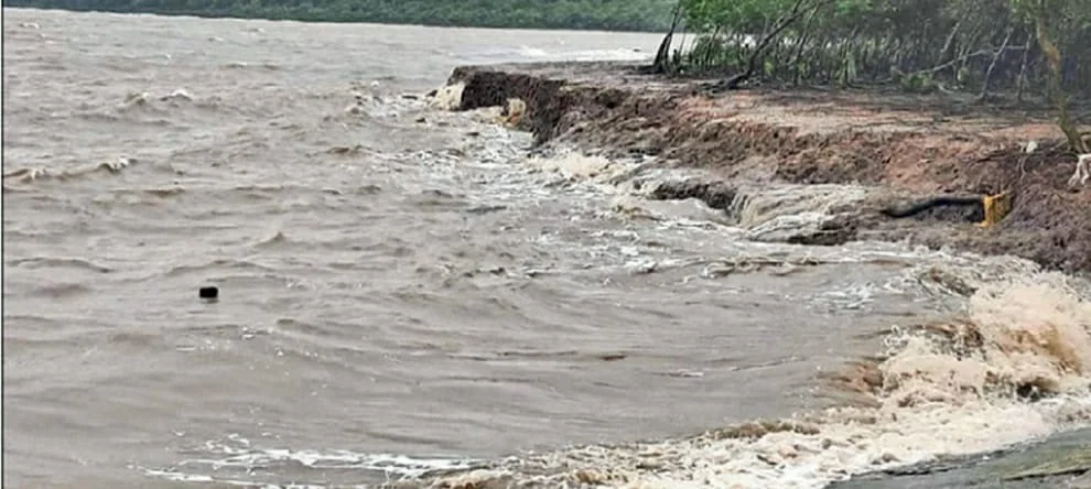 অমাবস্যা কোটালে নদী বাঁধে ভাঙন সুন্দরবনে