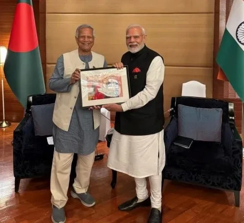 দশ বছরের পুরনো ছবি মোদিকে উপহার ইউনূসের