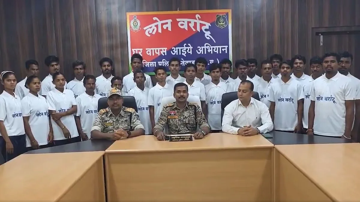 ছত্তীশগড়ে তিন কমান্ডার-সহ ২৬ জন মাওবাদীর আত্মসমর্পণ