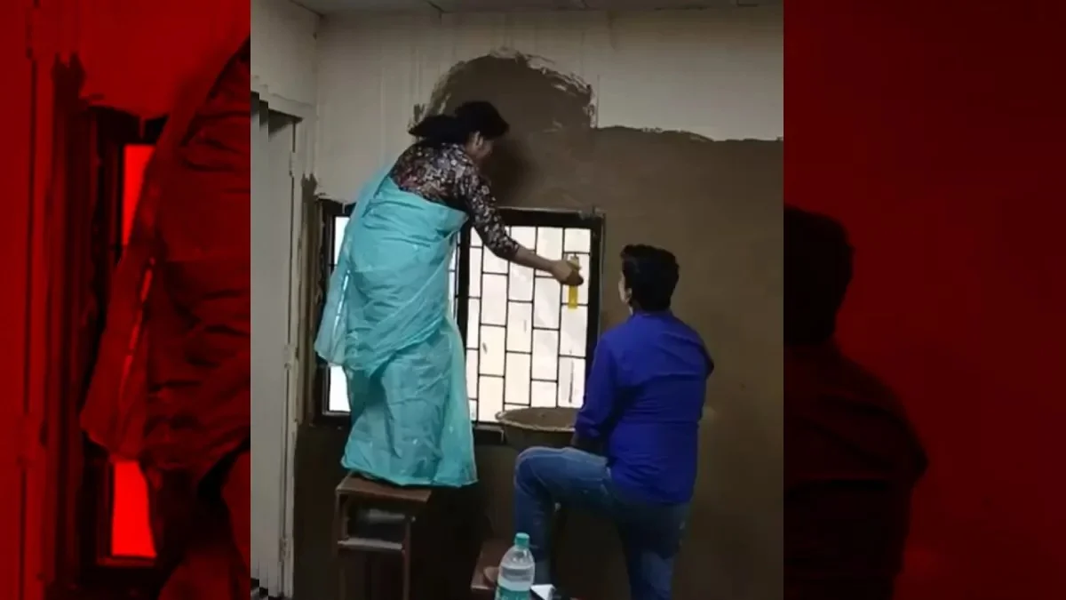 কলেজের ক্লাস রুমে গোবর লেপলেন অধ্যক্ষ, গবেষণার অংশ দাবি কর্তৃপক্ষের