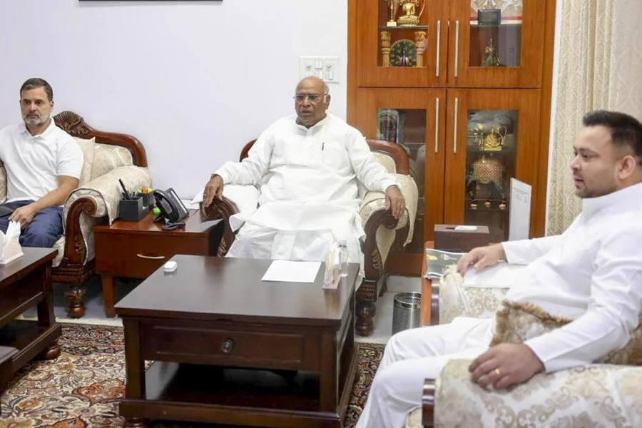 নজরে বিহার বিধানসভা! রাহুল-খাড়গের সঙ্গে বৈঠকে তেজস্বী