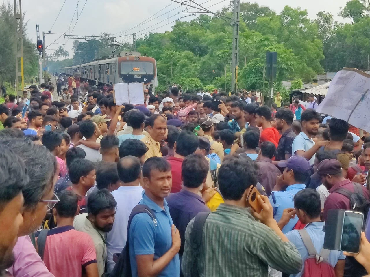 লোকাল ট্রেনে মহিলা কামরা বৃদ্ধির প্রতিবাদে ট্রেন অবরোধ যাত্রীদের