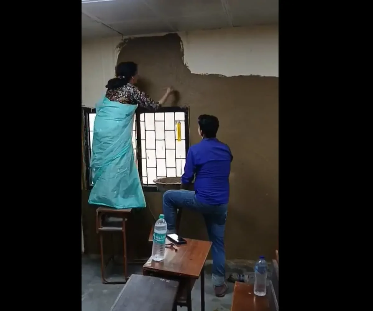 ক্লাসরুম ঠান্ডা রাখতে দেওয়ালে গোবর! পাল্টা অধ্যক্ষের ঘরে গোবর লেপে দিল ছাত্রছাত্রীরা