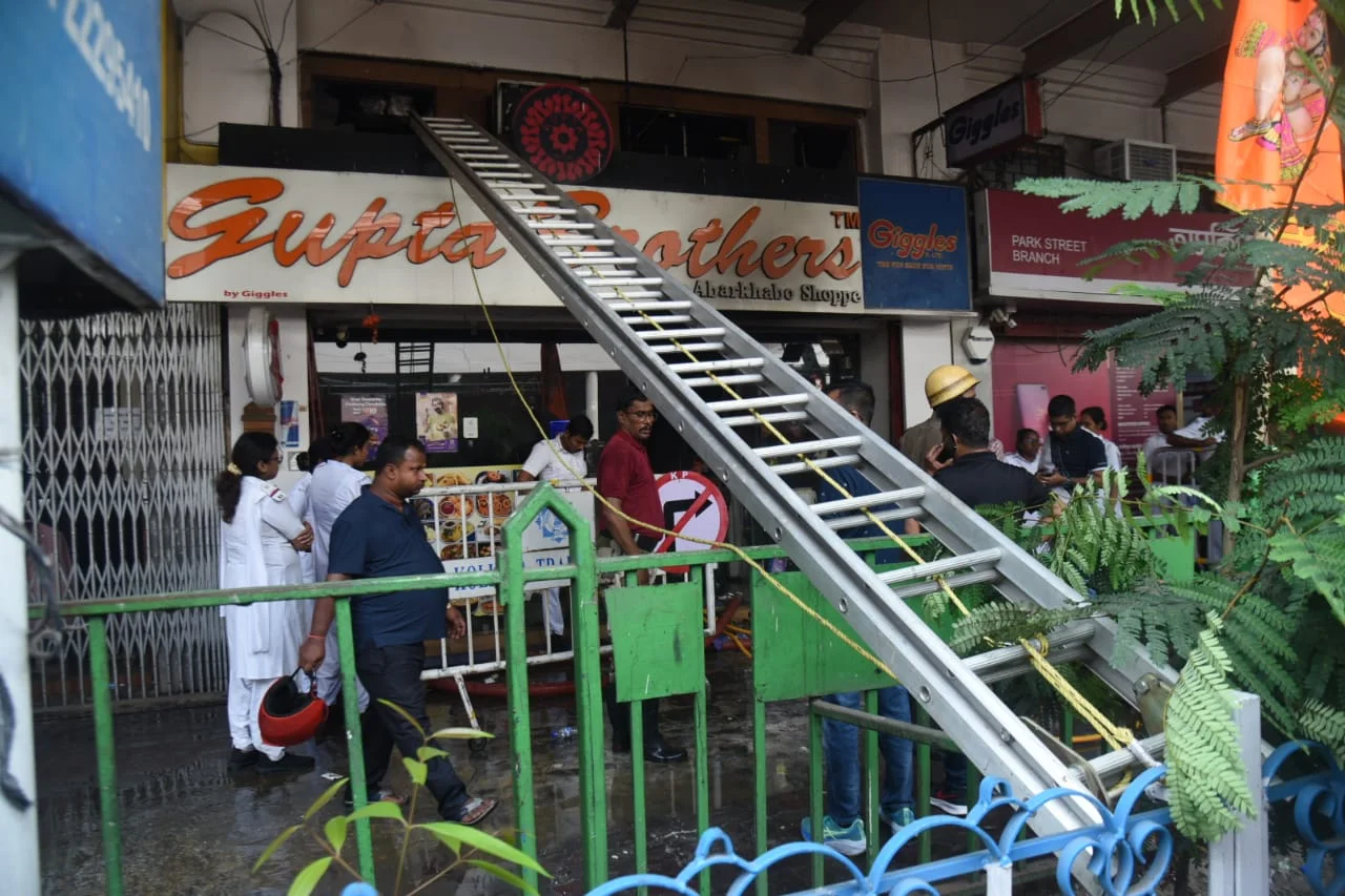 পার্ক স্ট্রিটের মিষ্টির দোকানে আগুন! পার্ক হোটেলের উল্টোদিকের দোকানে আগুন, ঘটনাস্থলে দমকলের ৪টি ইঞ্জিন