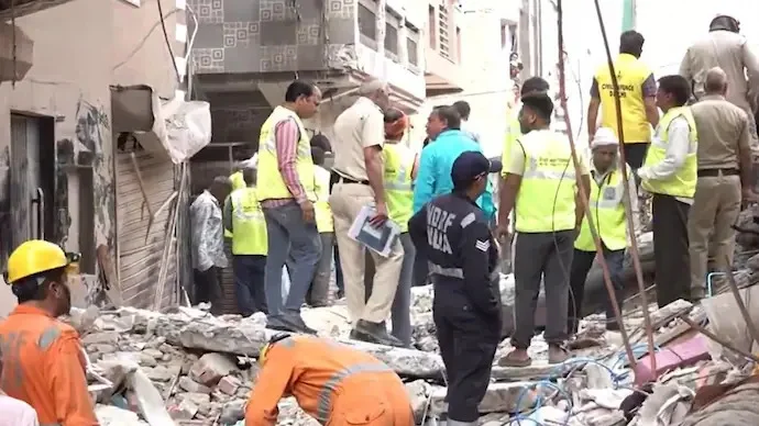 দিল্লিতে ভেঙে পড়ল চারতলা বাড়ি, নিহত ৪, জোর কদমে চলছে উদ্ধারকাজ