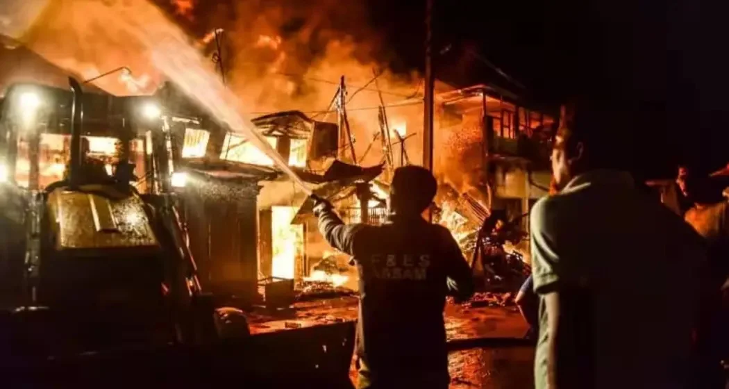 পাথুরিয়াঘাটায় কাপড়ের গুদামে ভয়াবহ আগুন, মৃত ২