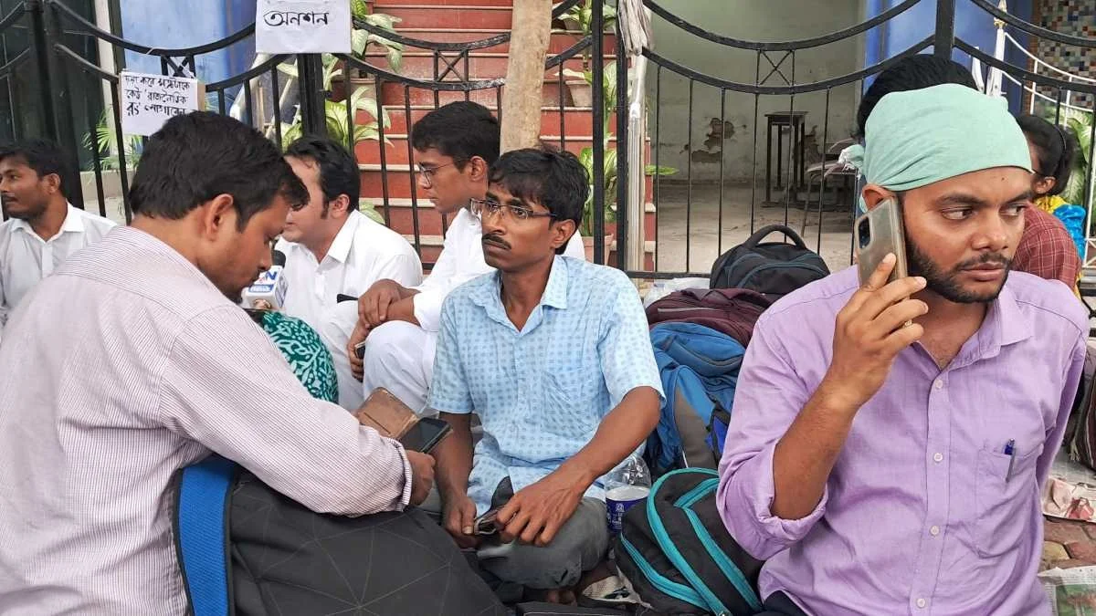 যোগ্যদের তালিকা প্রকাশের দাবিতে SSC ভবনের সামনে বিক্ষোভ