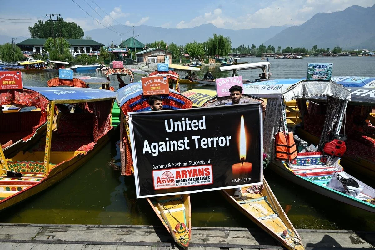 ভয়কে উপেক্ষা করে কাশ্মীরে যাচ্ছেন অনেক পর্যটক, তাঁদের সকলের বক্তব্য সন্ত্রাসকে জিততে দেওয়া যাবে না