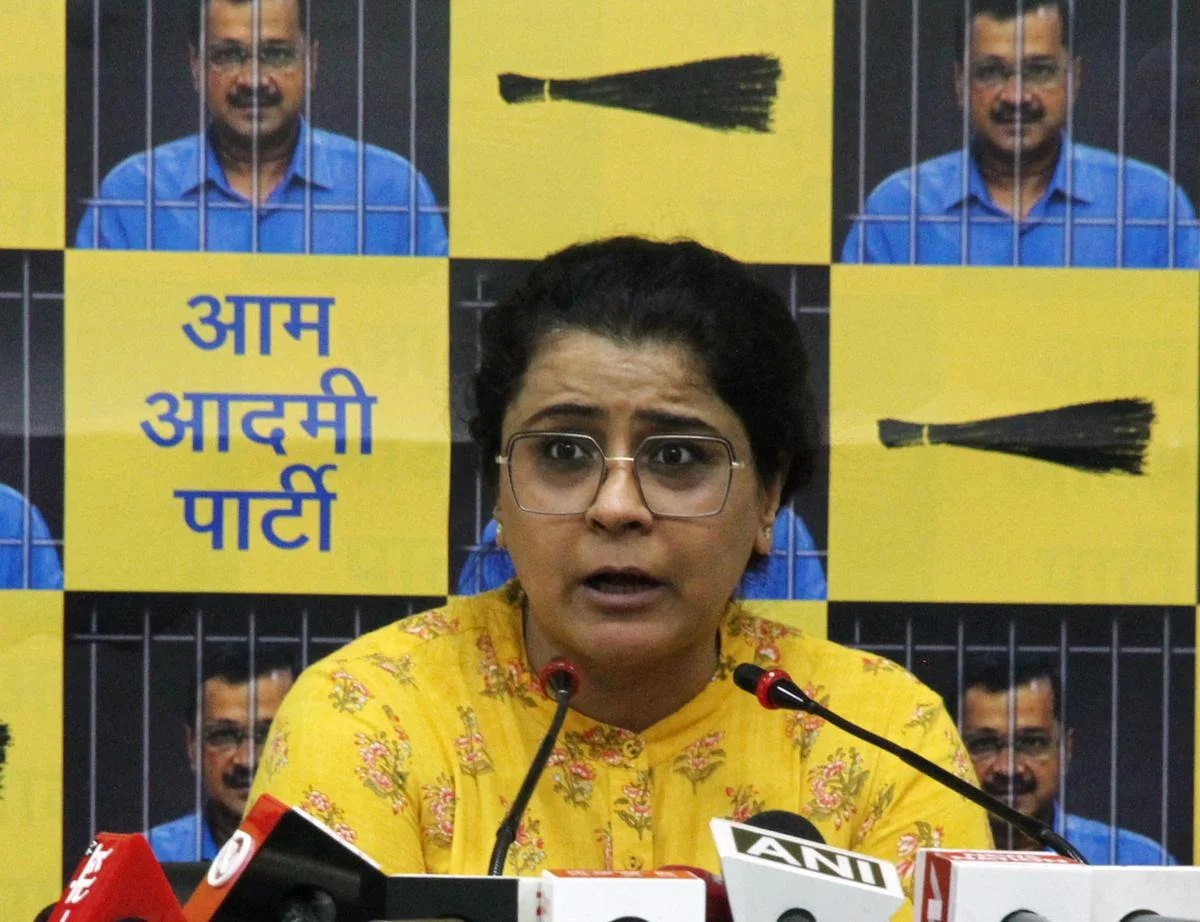 গরমে দিল্লির রাস্তা থেকে তুলে নেওয়া হল ২০০০ বাস, বিজেপি দুর্নীতিগ্রস্ত তোপ আপের