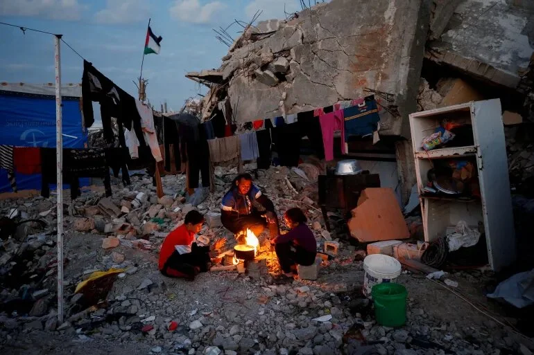 শিক্ষা পুড়িয়ে যখন ক্ষুধার আগুন নেভানো হয়, ফিলিস্তিনি বই প্রেমির গল্প।