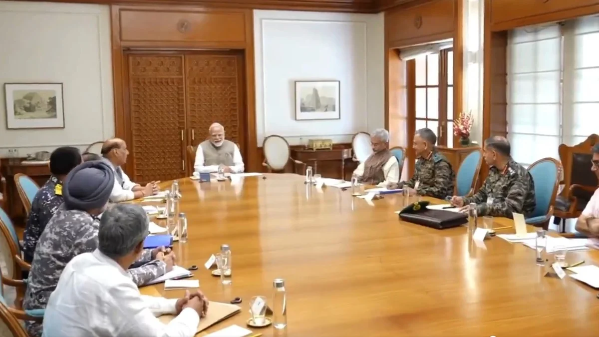 প্রধানমন্ত্রীর বাসভবনে জরুরি বৈঠক, সীমান্ত পরিস্থিতি নিয়ে প্রধানমন্ত্রীকে জানান সেনাপ্রধানরা