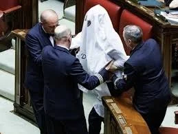 ‘ভূতের পোশাক’ পরে পার্লামেন্টে প্রতিবাদ