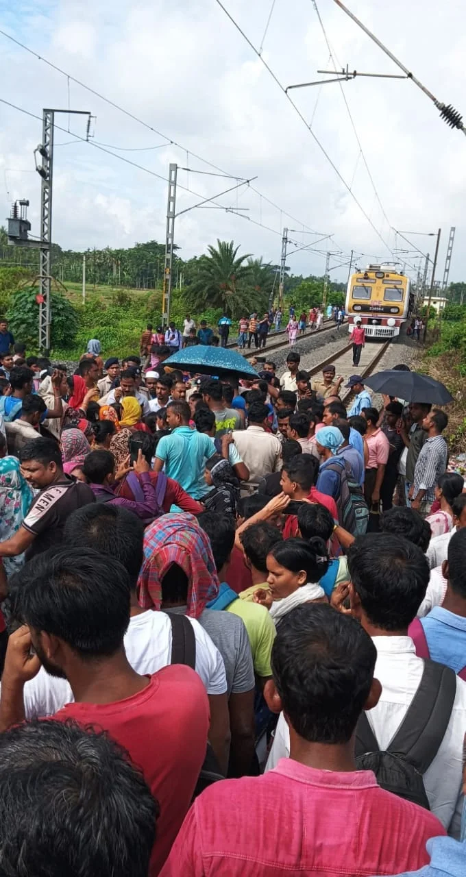শিয়ালদহ দক্ষিণ শাখার একাধিক স্টেশনে মহিলা কামরা বাড়ানোর দাবিতে রেল অবরোধ