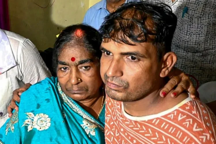 একমাস পর বাড়ি ফিরে দেশবাসীকে ধন্যবাদ জানালেন জওয়ান পূর্ণমকুমার