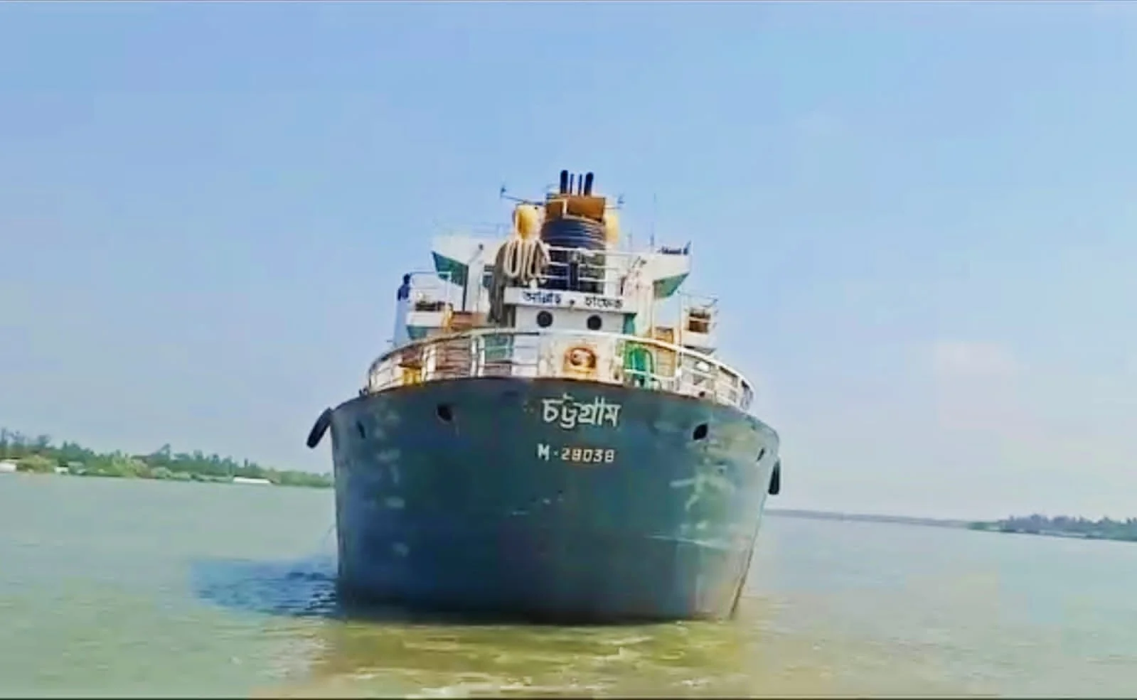 বাংলাদেশি পণ্যবাহী জাহাজ চলাচলের জন্য সুন্দরবনের নদীবাঁধ ভাঙছে, দূষিত হচ্ছে পরিবেশ