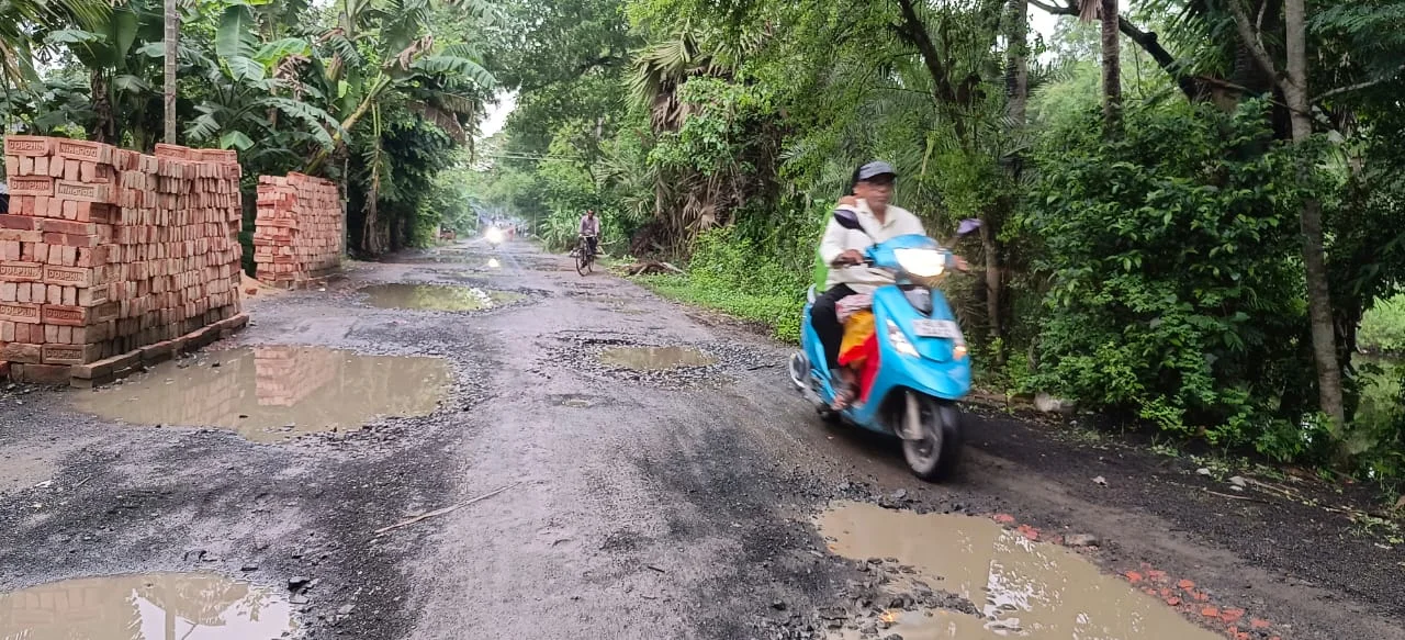 বেহাল রাস্তা সংস্কারের দাবি স্থানীয়দের