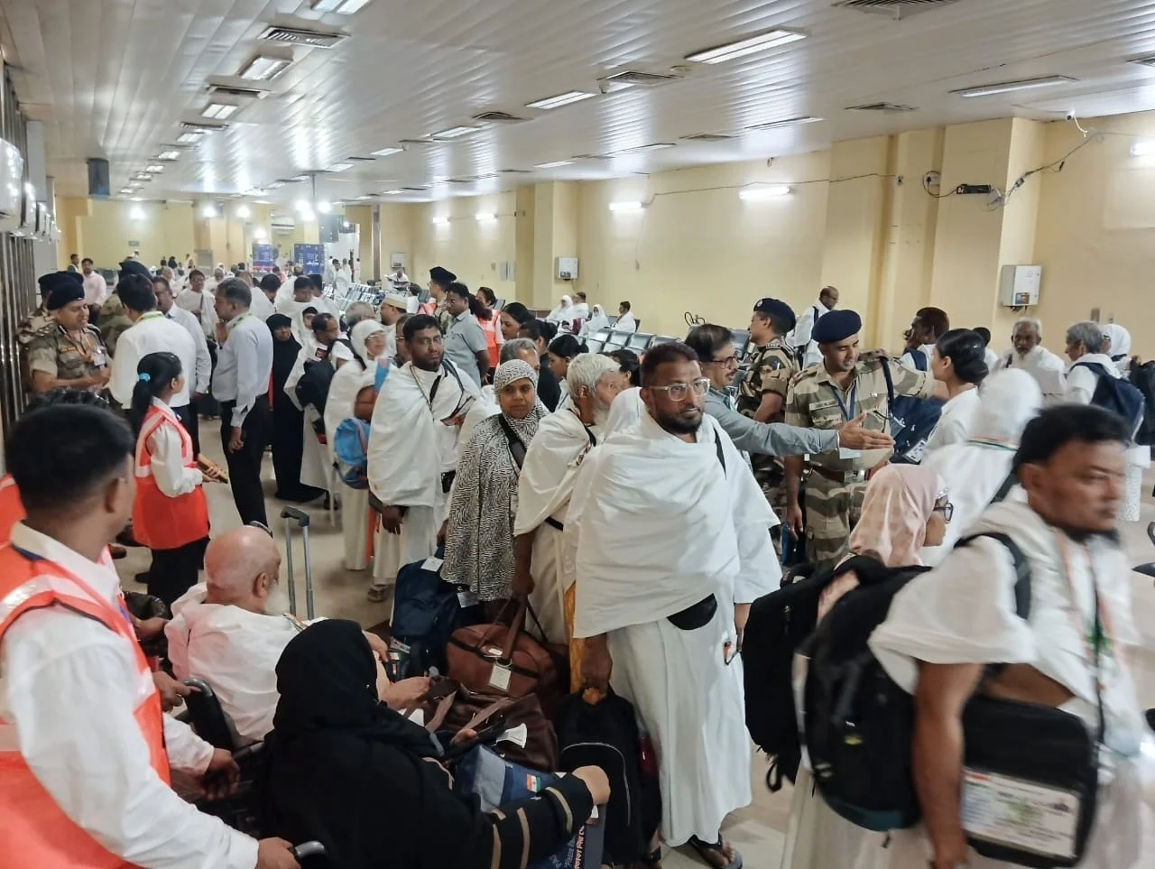 বাংলার হজযাত্রীদের নিয়ে সউদির উদ্দেশ্যে রওনা হল প্রথম উড়ান
