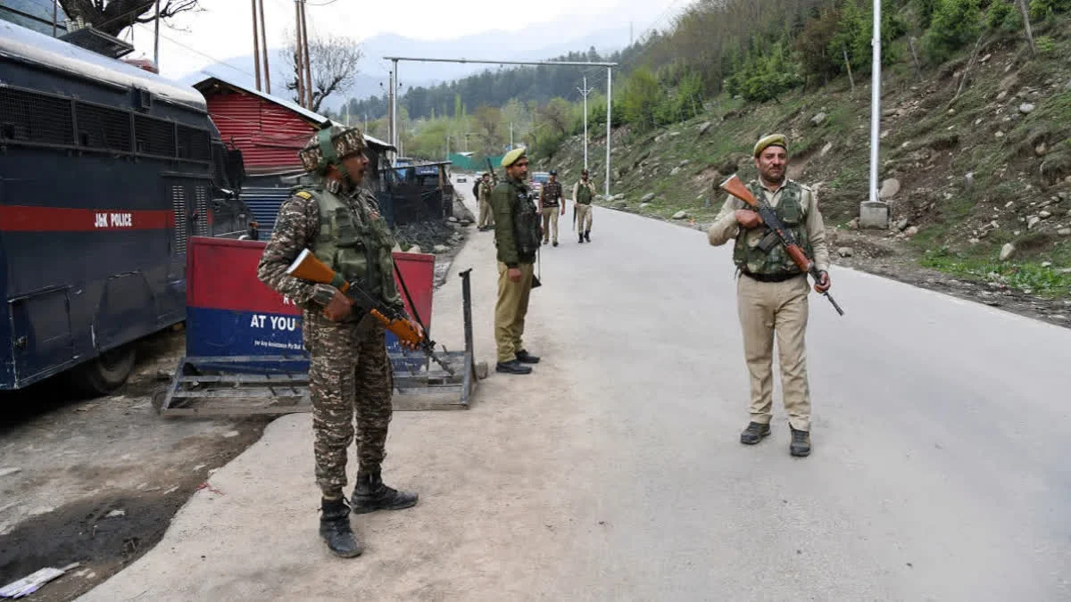 ফের রক্তাক্ত ভূস্বর্গ: জঙ্গিদের সঙ্গে নিরাপত্তাবাহিনীর গুলির লড়াই, শহিদ এক পুলিশকর্মী