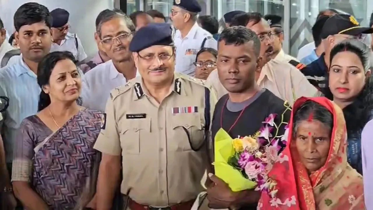 এভারেস্ট জয়ী পর্বতারোহী দেহরক্ষীকে সংবর্ধনা জানাতে এয়ারপোর্টে পুলিশ কমিশনার 