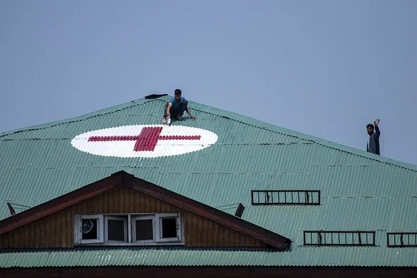 হাসপাতালের ছাদে রেড ক্রস আঁকার নির্দেশ কেন্দ্রের