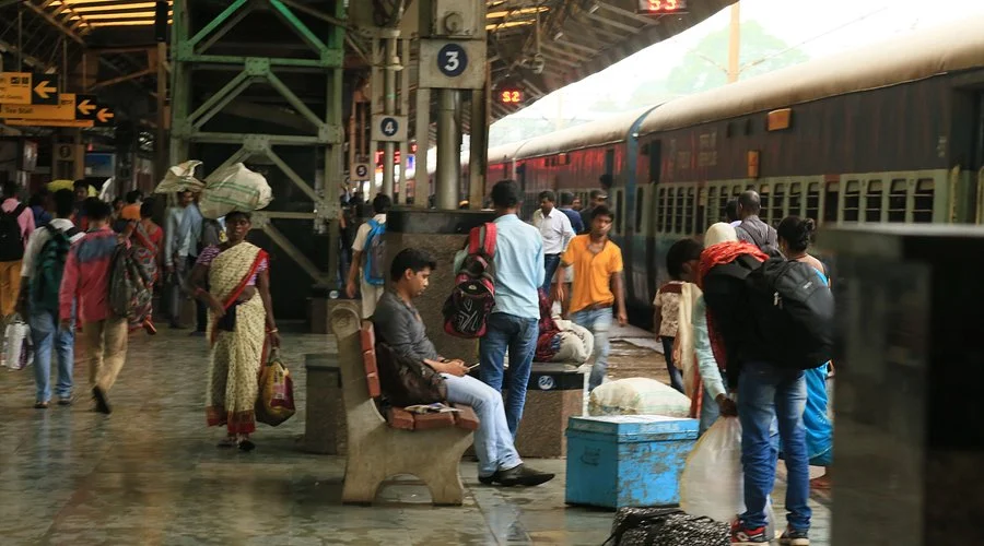 রেল স্টেশন-প্ল্যাটফর্মের ছবি তোলায় ব্লগার, ইউটিউবারদের বিরত থাকার আহ্বান জানাল পূর্ব রেল