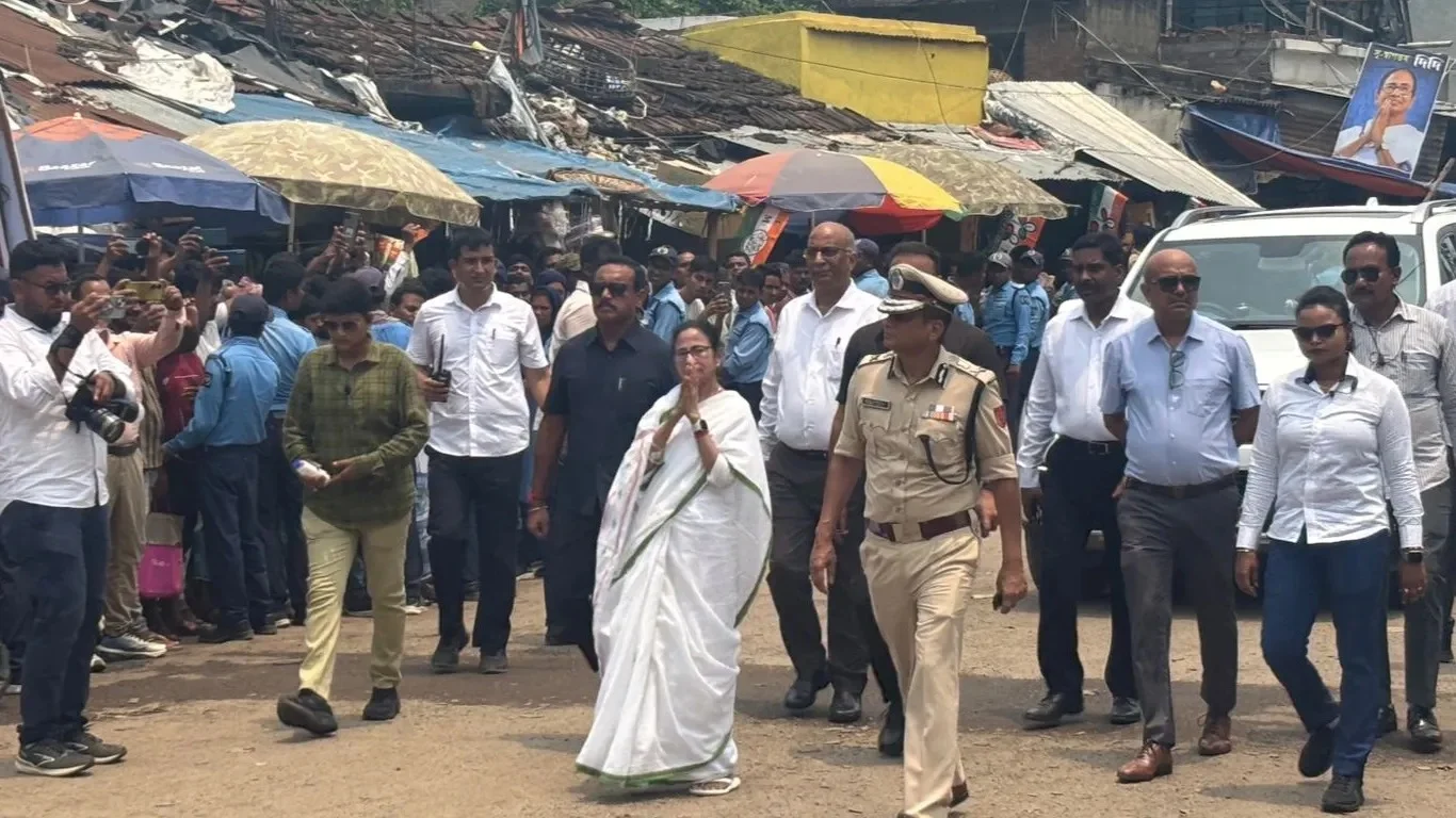 সামশেরগঞ্জের অশান্তিতে ক্ষতিগ্রস্ত পরিবারদের সঙ্গে কথা বললেন মুখ্যমন্ত্রী