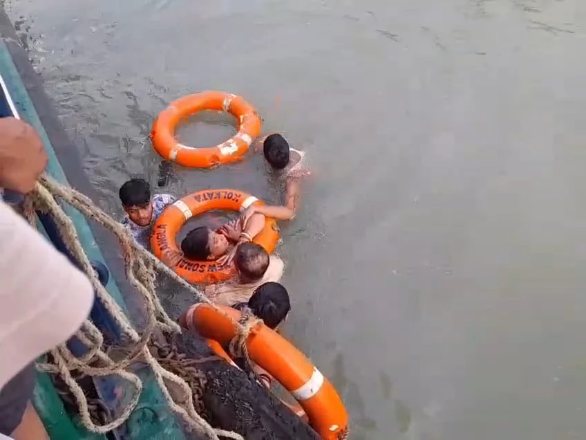 মেয়ের মৃত্যুশোকে গঙ্গায় ঝাঁপ দিয়ে আত্মহত্যার চেষ্টা হাওড়ার দম্পতির, লঞ্চ কর্মীদের চেষ্টায় উদ্ধার