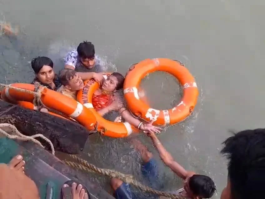 মেয়ের মৃত্যুশোকে গঙ্গায় ঝাঁপ দিয়ে আত্মহত্যার চেষ্টা হাওড়ার দম্পতির, লঞ্চ কর্মীদের চেষ্টায় উদ্ধার
