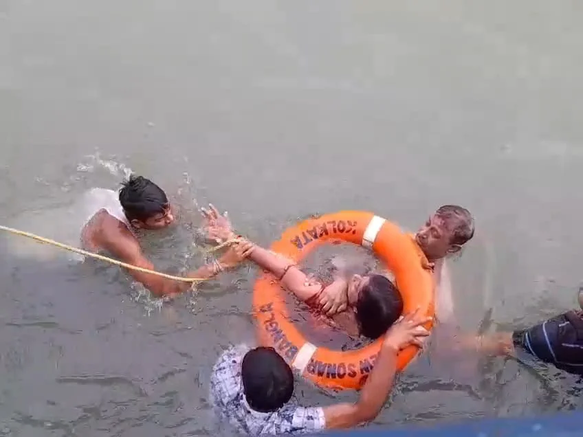 মেয়ের মৃত্যুশোকে গঙ্গায় ঝাঁপ দিয়ে আত্মহত্যার চেষ্টা হাওড়ার দম্পতির, লঞ্চ কর্মীদের চেষ্টায় উদ্ধার