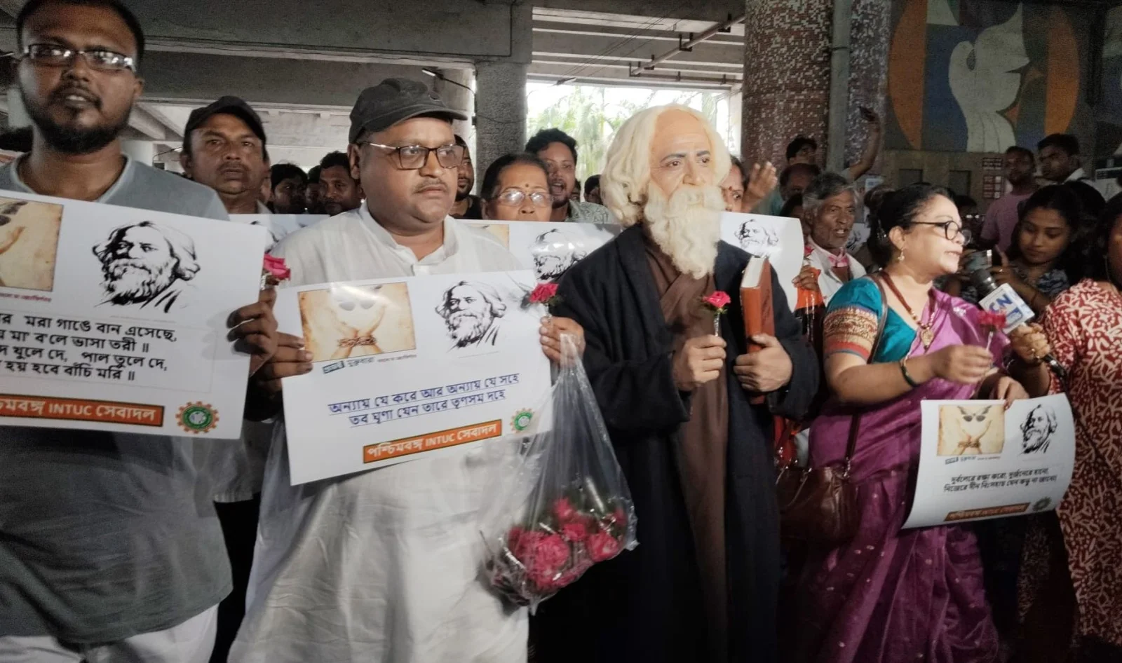 অবস্থান বিক্ষোভের তৃতীয় দিনে মিছিল: রাস্তায় বসেই পাঠ দিলেন চাকরিহারা শিক্ষকরা