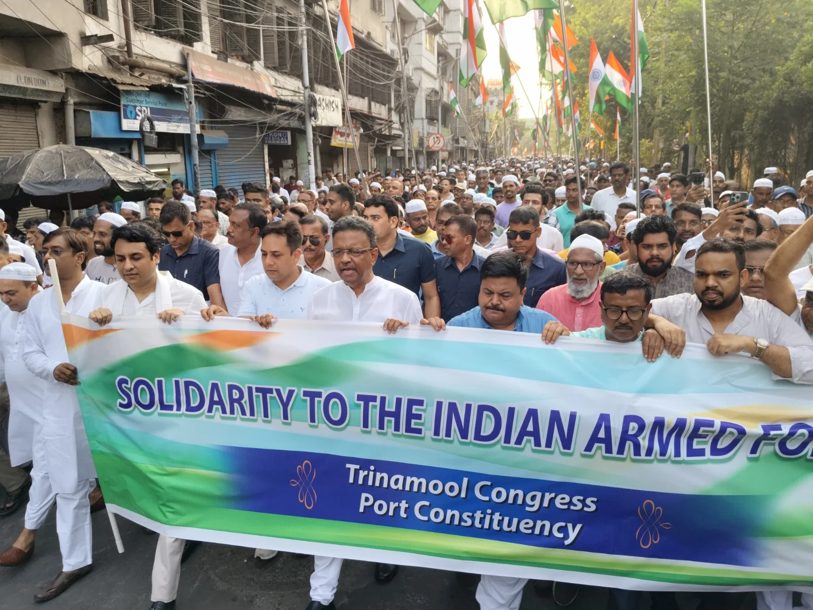 ঐক্যবদ্ধ মানুষই রুখে দেবে শত্রুর চক্রান্ত, সেনার প্রতি সংহতি মিছিলে বললেন ফিরহাদ