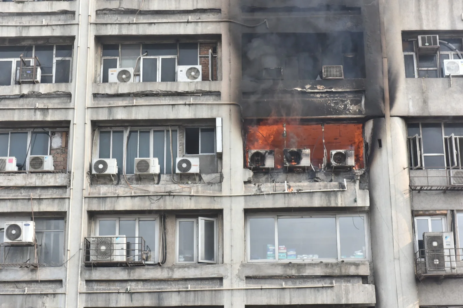 বেকবাগানে বহুতলে আগুন, ঘটনাস্থলে দমকলের ৮টি ইঞ্জিন