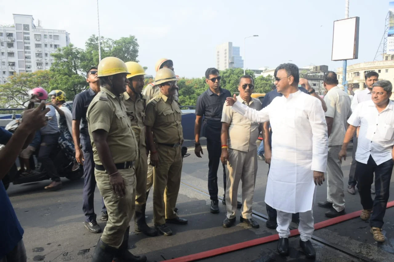 বেকবাগানে বহুতলে আগুন, ঘটনাস্থলে দমকলের ৮টি ইঞ্জিন