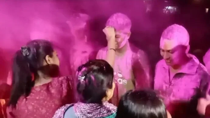 মাওবাদী নিকেশে জওয়ানদের অভ্যর্থনা, ফুল-আবিরে জওয়ানদের বরণ এলাকাবাসীর