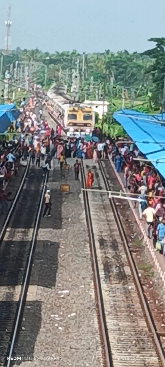 শিয়ালদহ দক্ষিণ শাখার একাধিক স্টেশনে মহিলা কামরা বাড়ানোর দাবিতে রেল অবরোধ