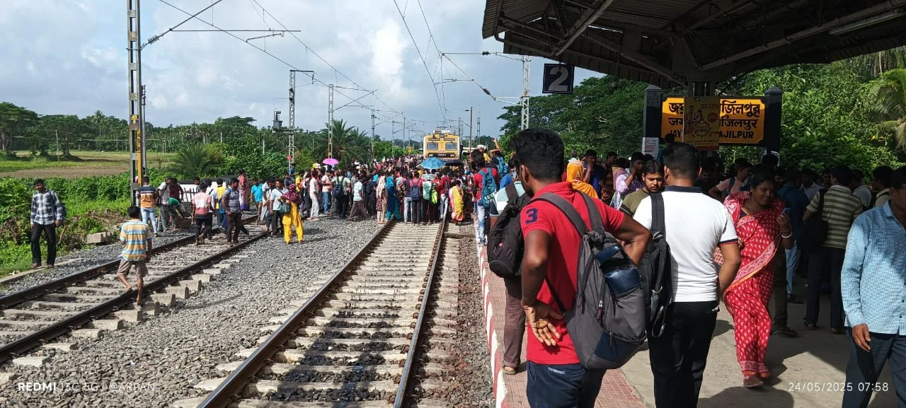 শিয়ালদহ দক্ষিণ শাখার একাধিক স্টেশনে মহিলা কামরা বাড়ানোর দাবিতে রেল অবরোধ