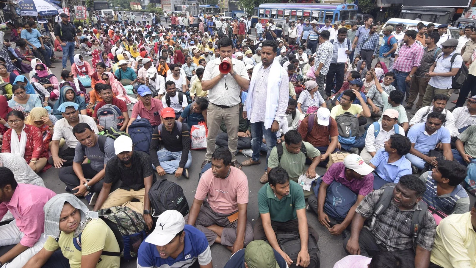 সোমবারের মধ্যে শিক্ষামন্ত্রীকে সাক্ষাতের দাবি, না হলে বৃহত্তর আন্দোলনের হুঁশিয়ারি আন্দোলনরত চাকরিহারাদের