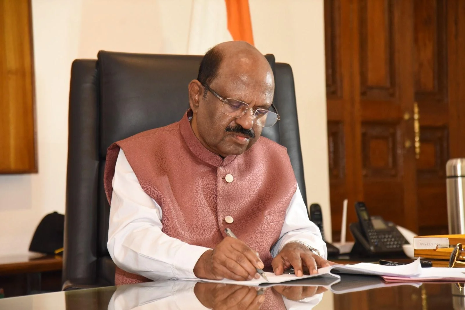 হাসপাতালের বেডে শুয়েও পাঁচ বিলে স্বাক্ষর রাজ্যপালের