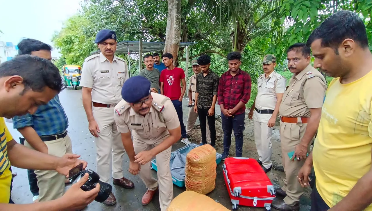 বারুইপুর থেকে উদ্ধার ৩৫ কেজি গাঁজা, ধৃত তিন
