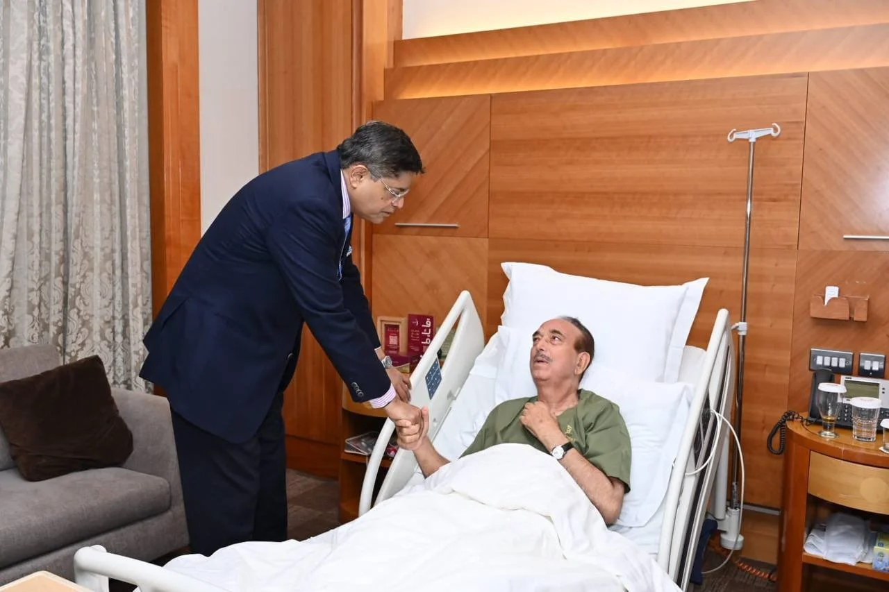 কুয়েতে অসুস্থ হয়ে পড়লেন গুলাম নবি আজাদ