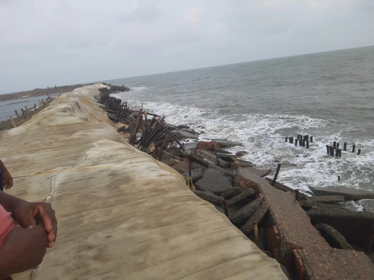 বাংলাদেশি পণ্যবাহী জাহাজ চলাচলের জন্য সুন্দরবনের নদীবাঁধ ভাঙছে, দূষিত হচ্ছে পরিবেশ