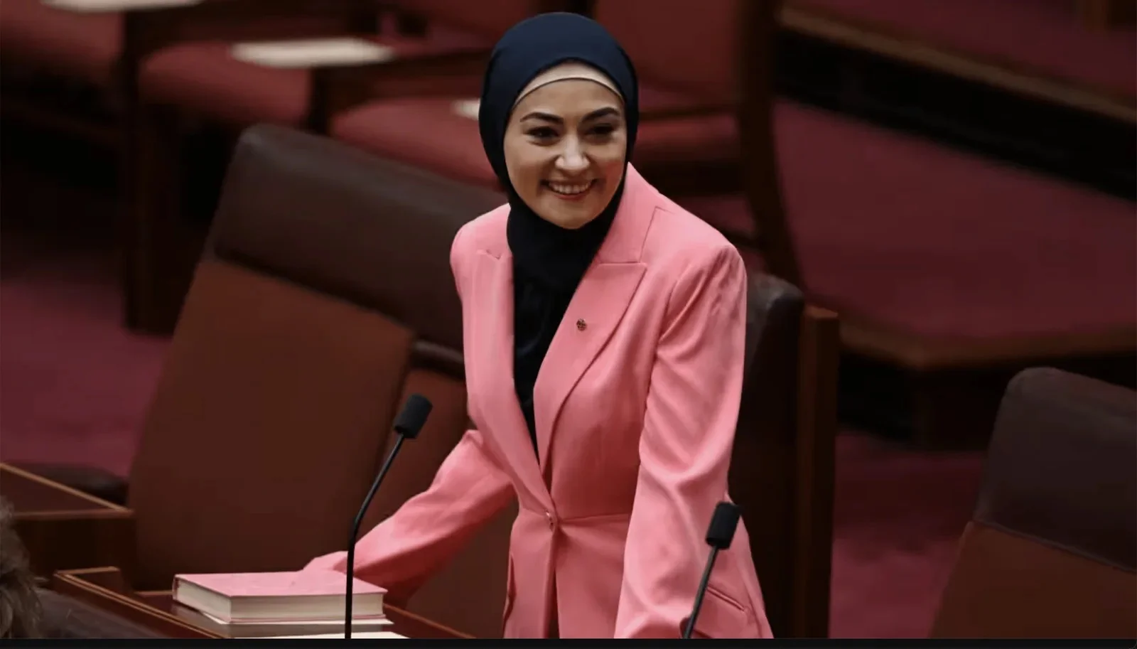 অস্ট্রেলিয়ার প্রথম হিজাব পরা মুসলিম সিনেটরকে মদ্যপান ও নাচের প্রস্তাব